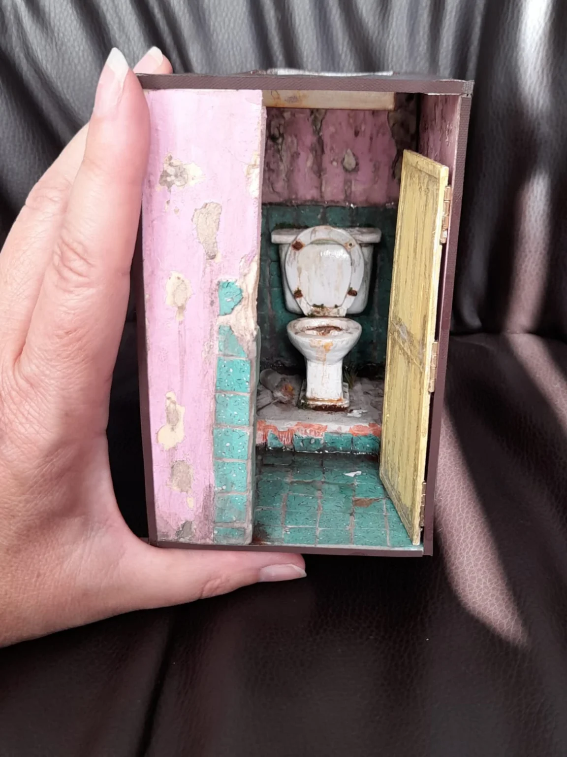 Wendy Austin-Rawlings toilet sculpture